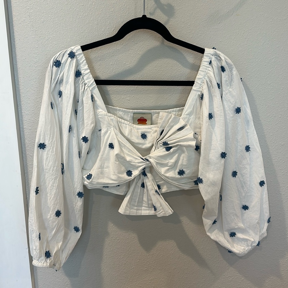 FARM RIO blue flowers long sleeve crop top in blue/white